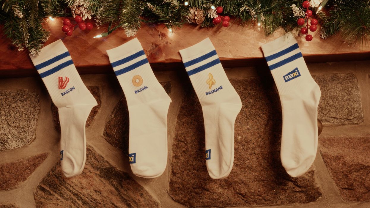 Maxi sort des bas hilarants pour les Fêtes à 3 $ et tu vas vouloir tous les collectionner