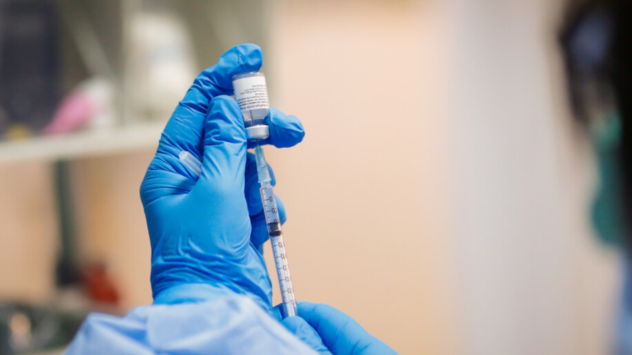 Médecin préparant une dose de vaccin.