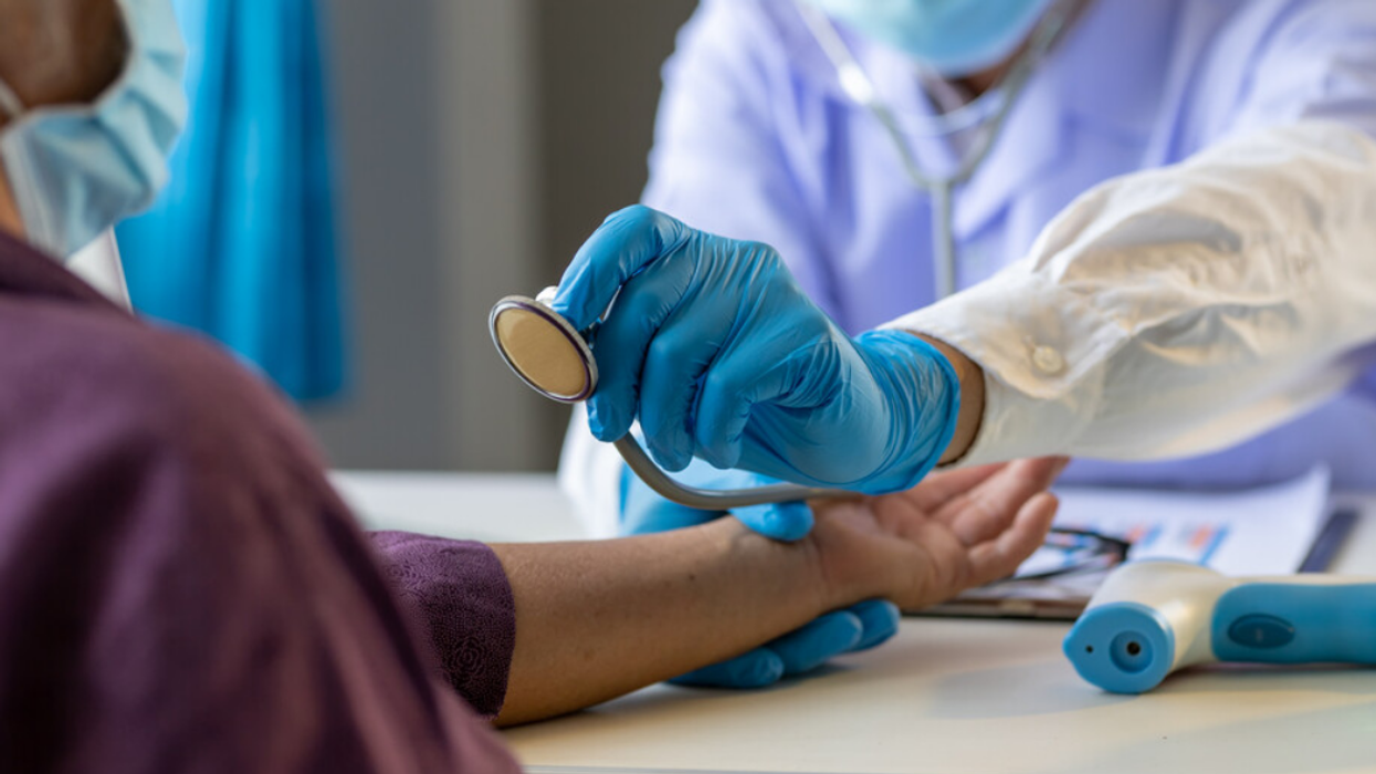 Médecin utilisant un stéthoscope.