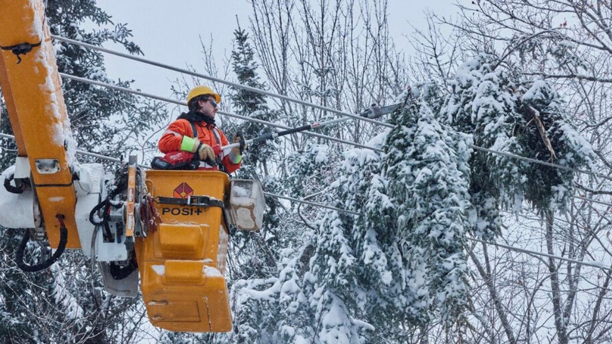 Membre du personnel d'Hydro-Québec qui travaille à rétablir l'électricité.