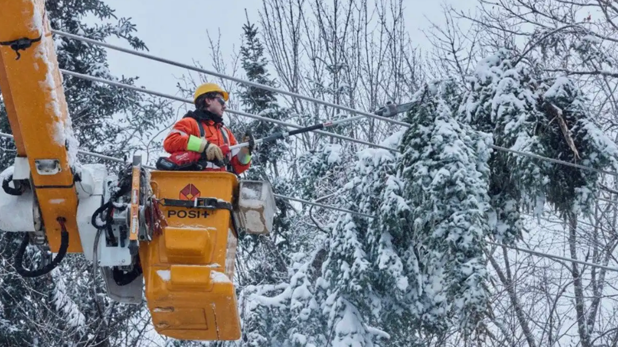 Membre du personnel d'Hydro-Québec qui travaille à rétablir l'électricité.