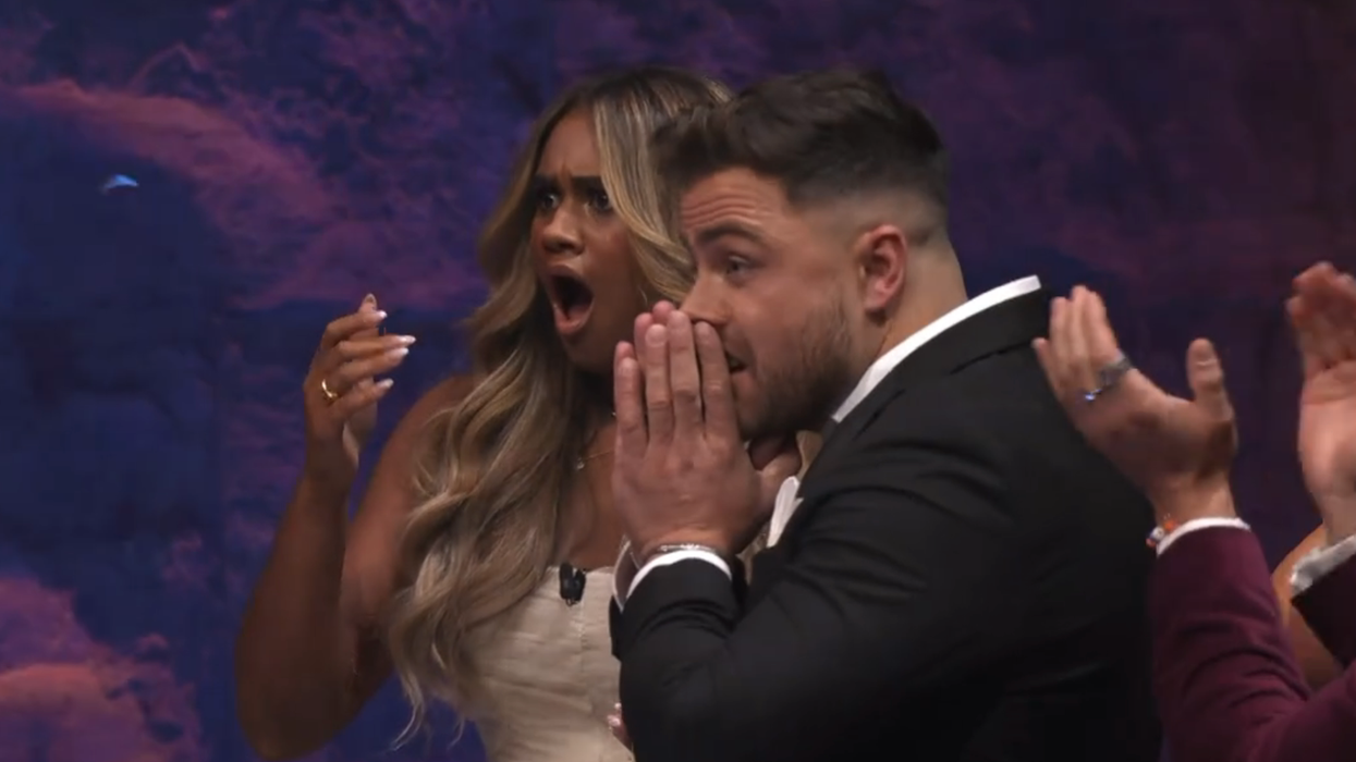 Mia et Simon bouche bées lors de leur victoire d'Occupation Double Andalousie.