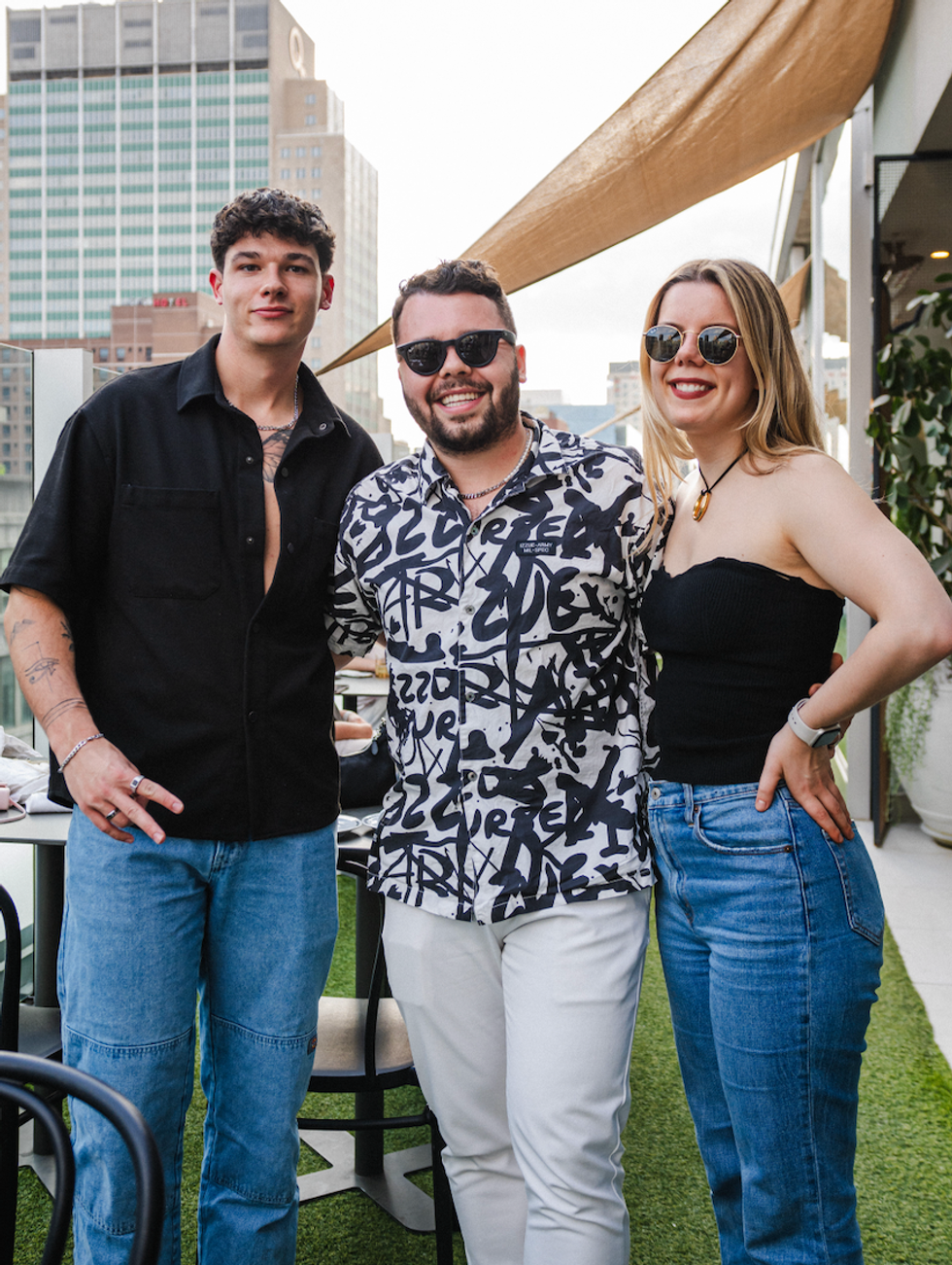 Micha\u00ebl Fortin, Brendan Mikan et son amie Justine sur la Terrasse Carla.