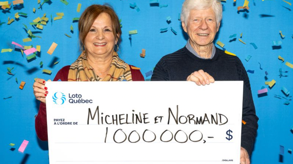 Micheline Heppell C\u00f4t\u00e9 et Normand C\u00f4t\u00e9 tient leur gros ch\u00e8que de 1 M$ entre leurs mains.