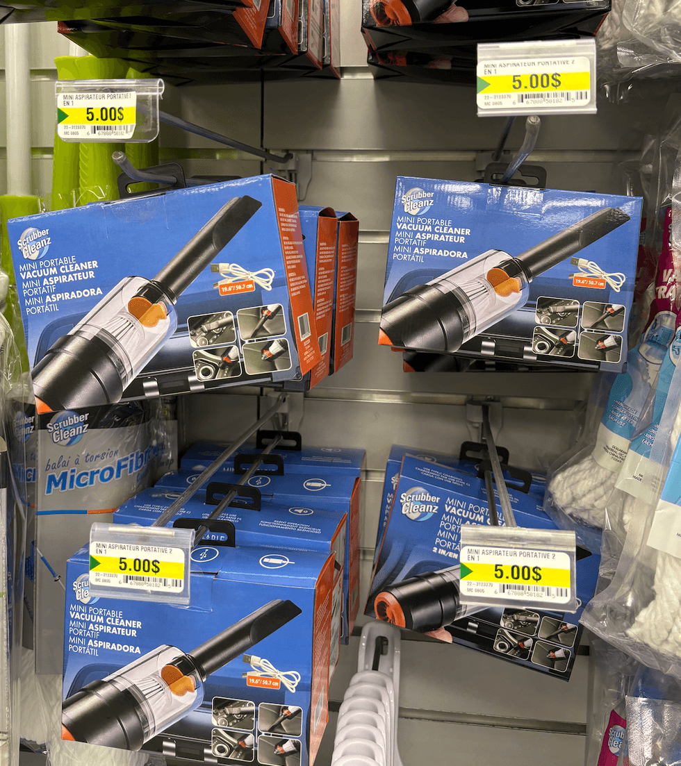 Mini aspirateur portatif sur les \u00e9tag\u00e8res du Dollarama.