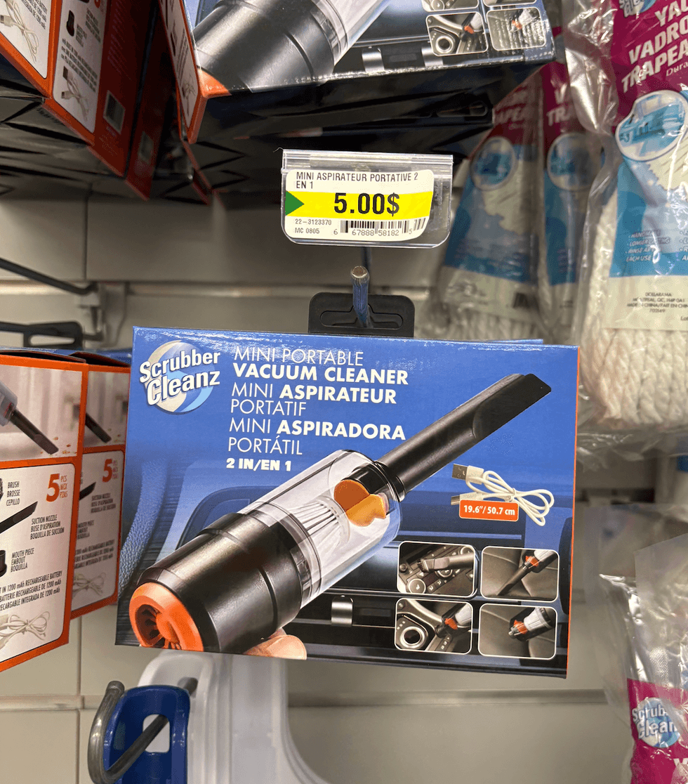 Mini aspirateur portatif sur les \u00e9tag\u00e8res du Dollarama.
