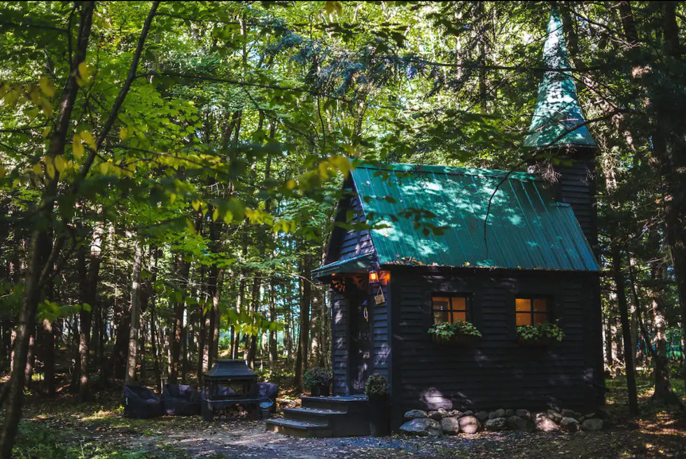 Mini-chapelle dans les bois.