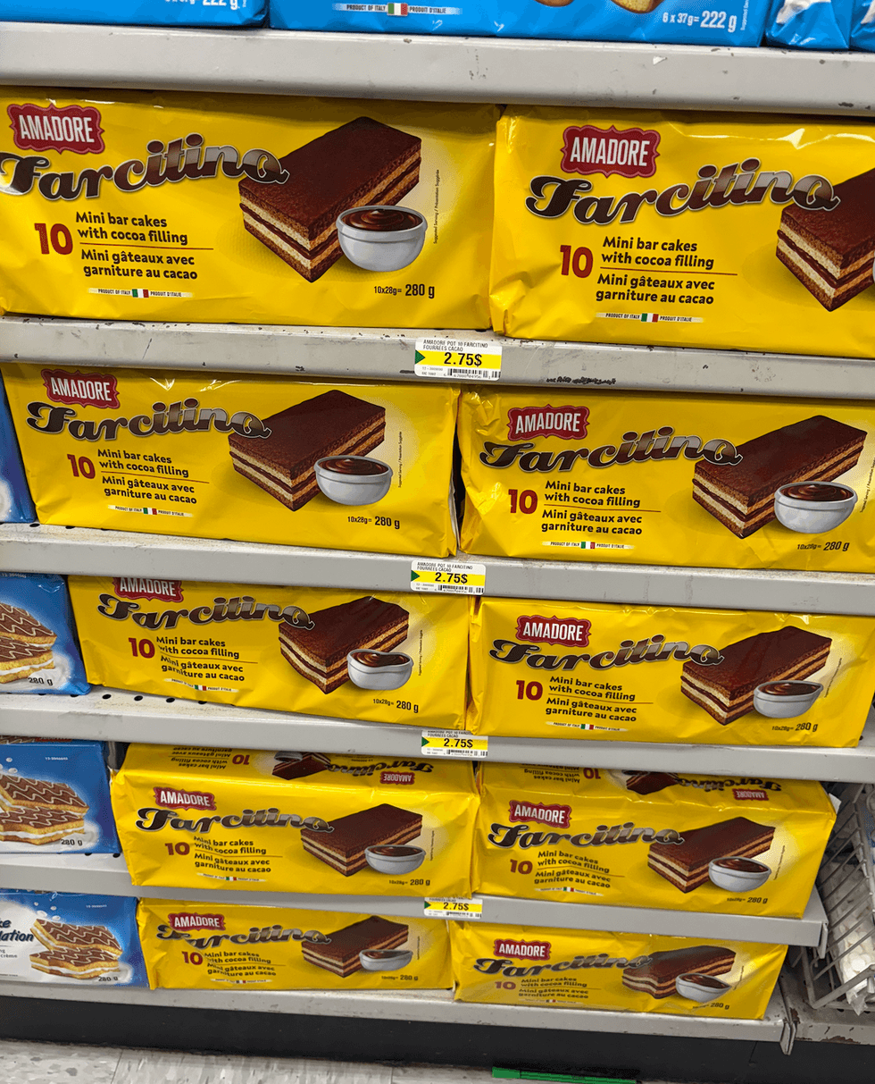 Mini g\u00e2teaux avec garniture au cacao sur les tablettes du Dollarama.