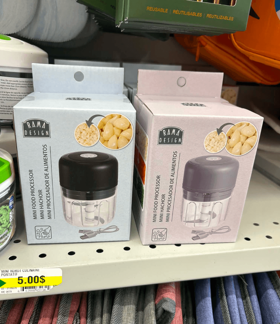 Mini hachoir \u00e9lectrique Frama Design rechargeable par USB, offert en noir et en gris et vendu 5 $ chez Dollarama.
