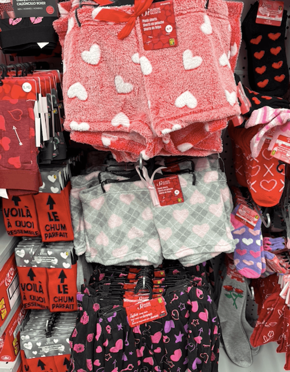 Mini shorts de pyjama \u00e0 motifs aux couleurs de la Saint-Valentin vendus au Dollarama.