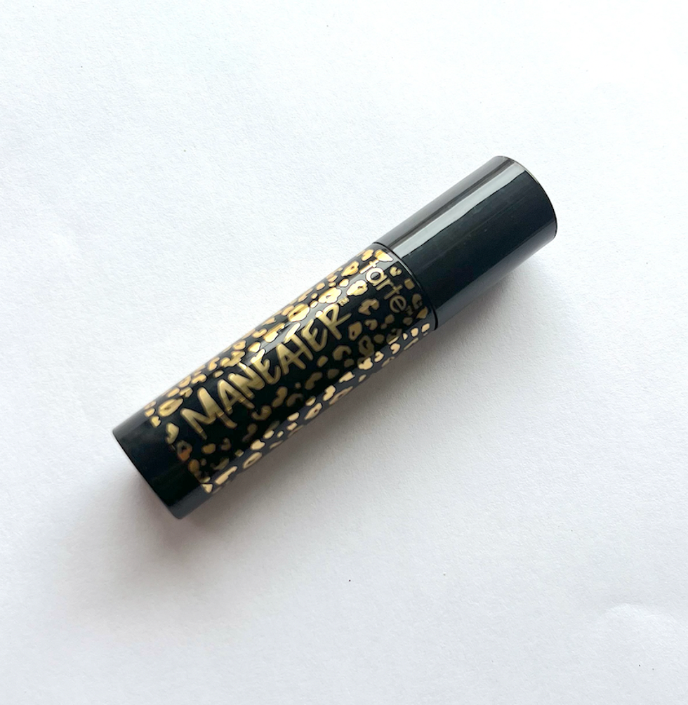 Mini tube de mascara noir avec motif \u00e0 l\u00e9opard dor\u00e9 de marque tarte.