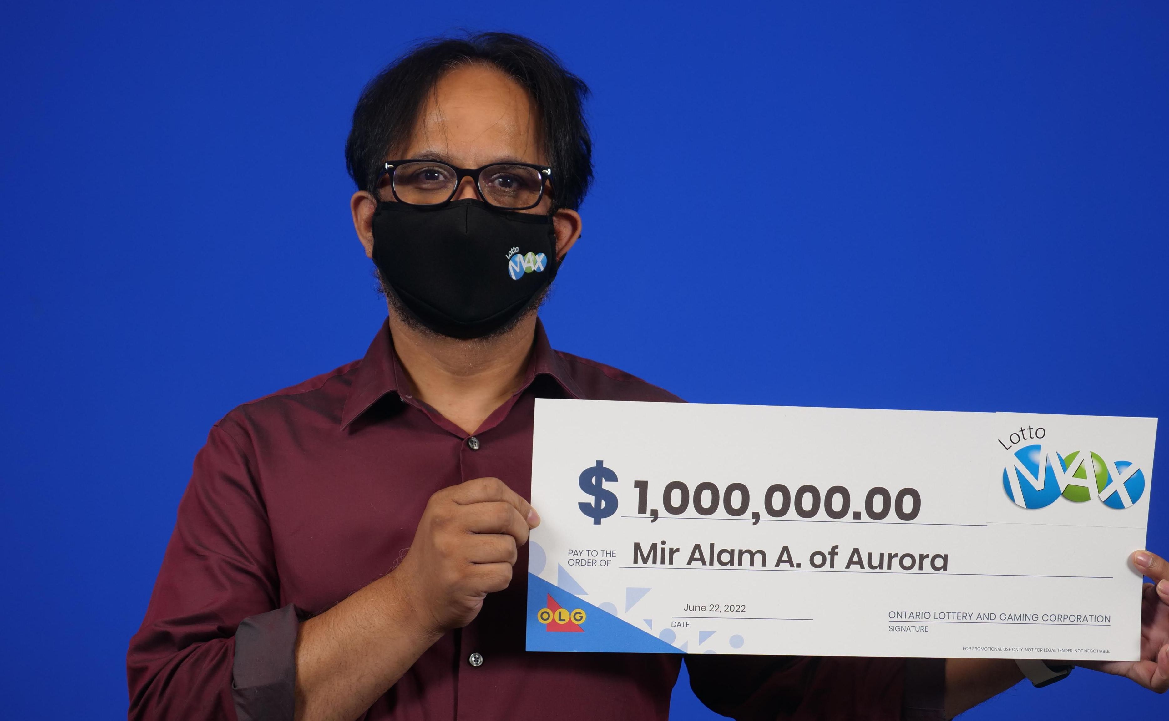Mir Alam Adam Ali receiving his prize.
