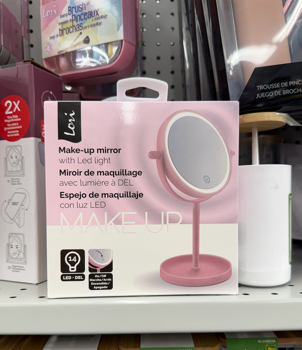 Miroir de maquillage rose avec lumi\u00e8re \u00e0 DEL expos\u00e9 sur les tablettes du Dollarama.