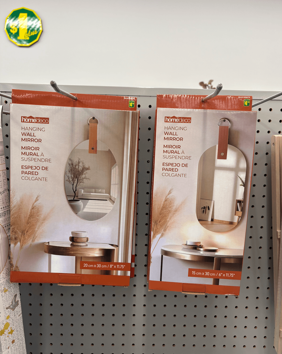Miroir mural \u00e0 suspendre sur les \u00e9tag\u00e8res du Dollarama.