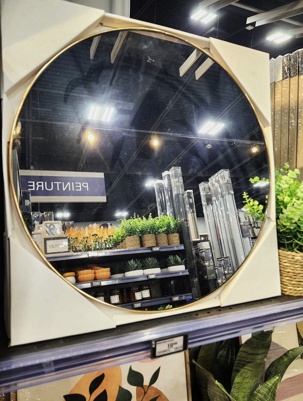 Miroir rond au cadre dor\u00e9.