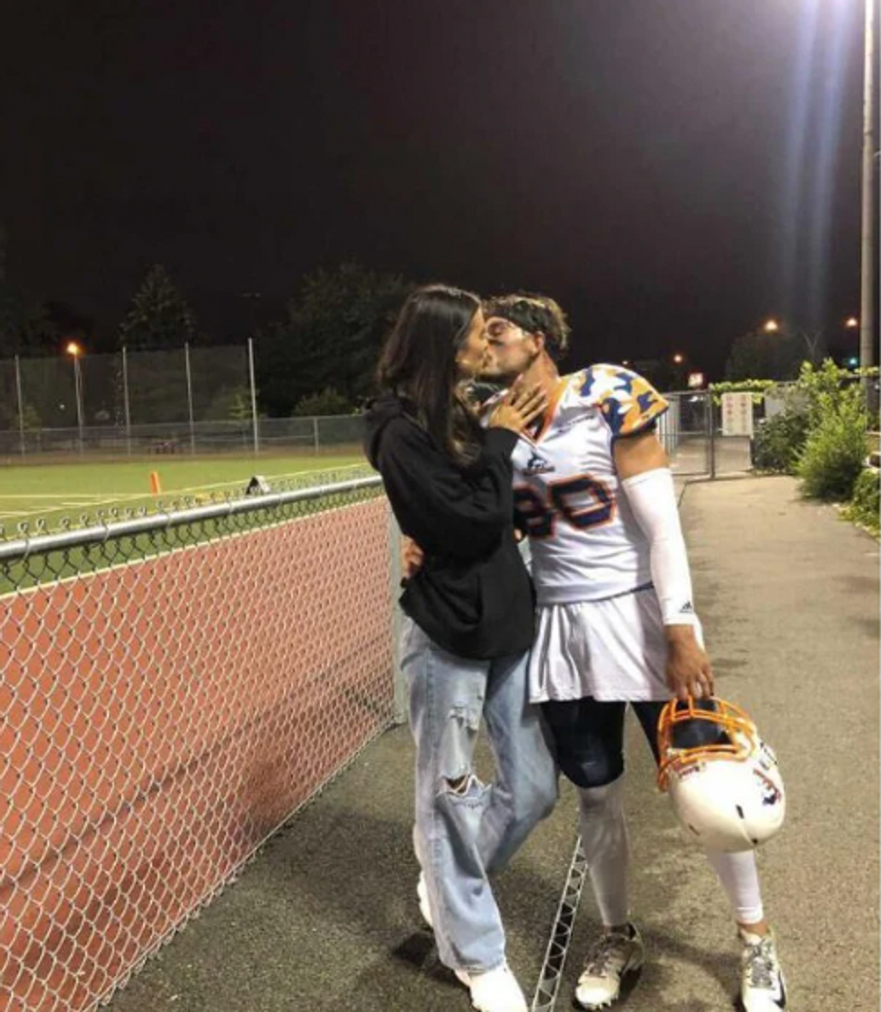 Molly en train d'embrasser son copain de l'\u00e9poque.