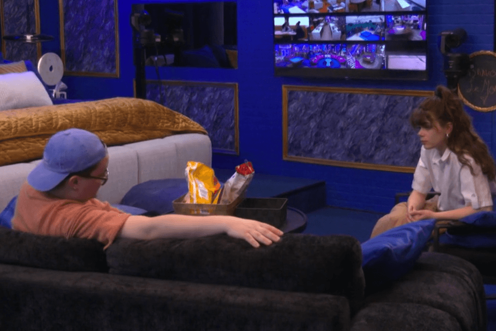 Mona de Grenoble et Marie-\u00c8ve ont une conversation tendue \u00e0 Big Brother C\u00e9l\u00e9brit\u00e9s. 