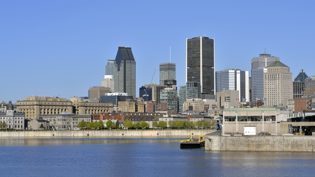 Montréal au printemps vue du fleuve.