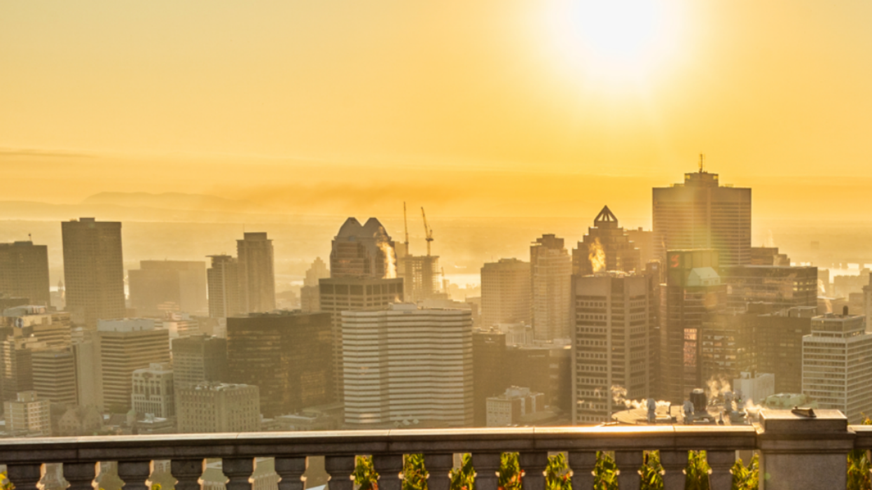 Montréal l'été sous un ciel jaune.