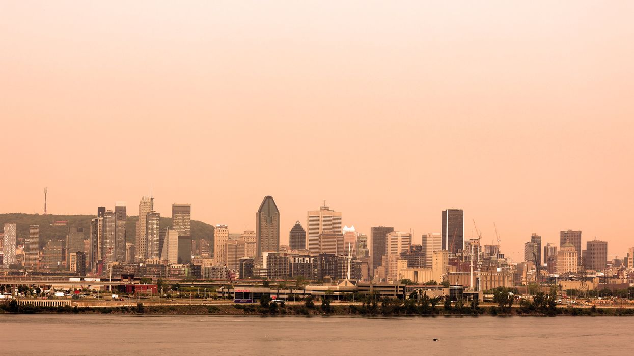 Montréal sous la fumée de feux de forêt.