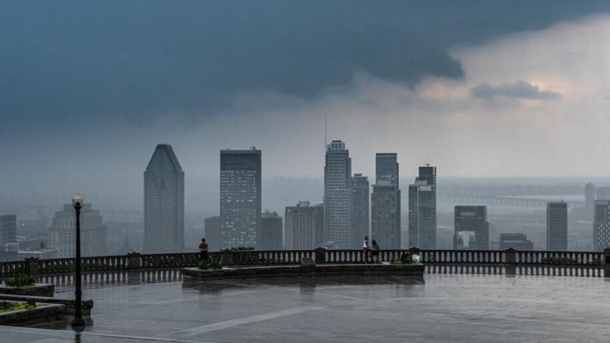 Montréal sous la pluie vu d'un belvédère.