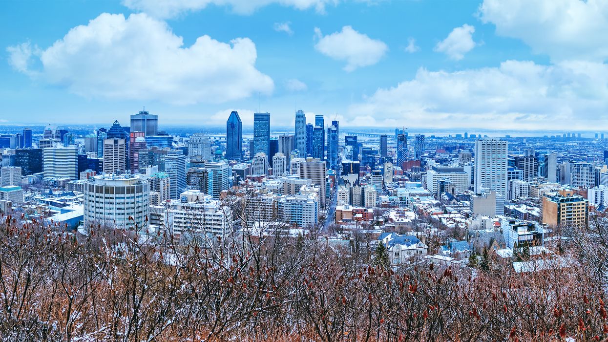 Montréal : vue sur le centre-ville bleuté.