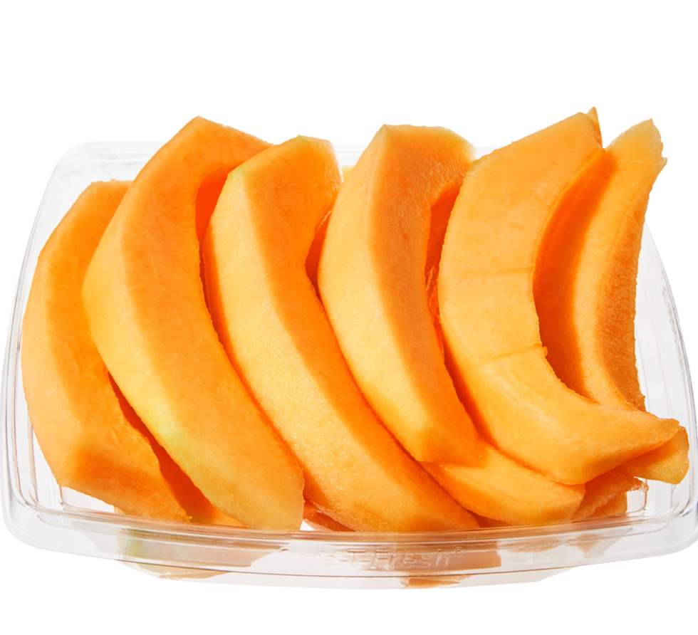 Morceaux de cantaloups dans un contenant en plastique transparent.