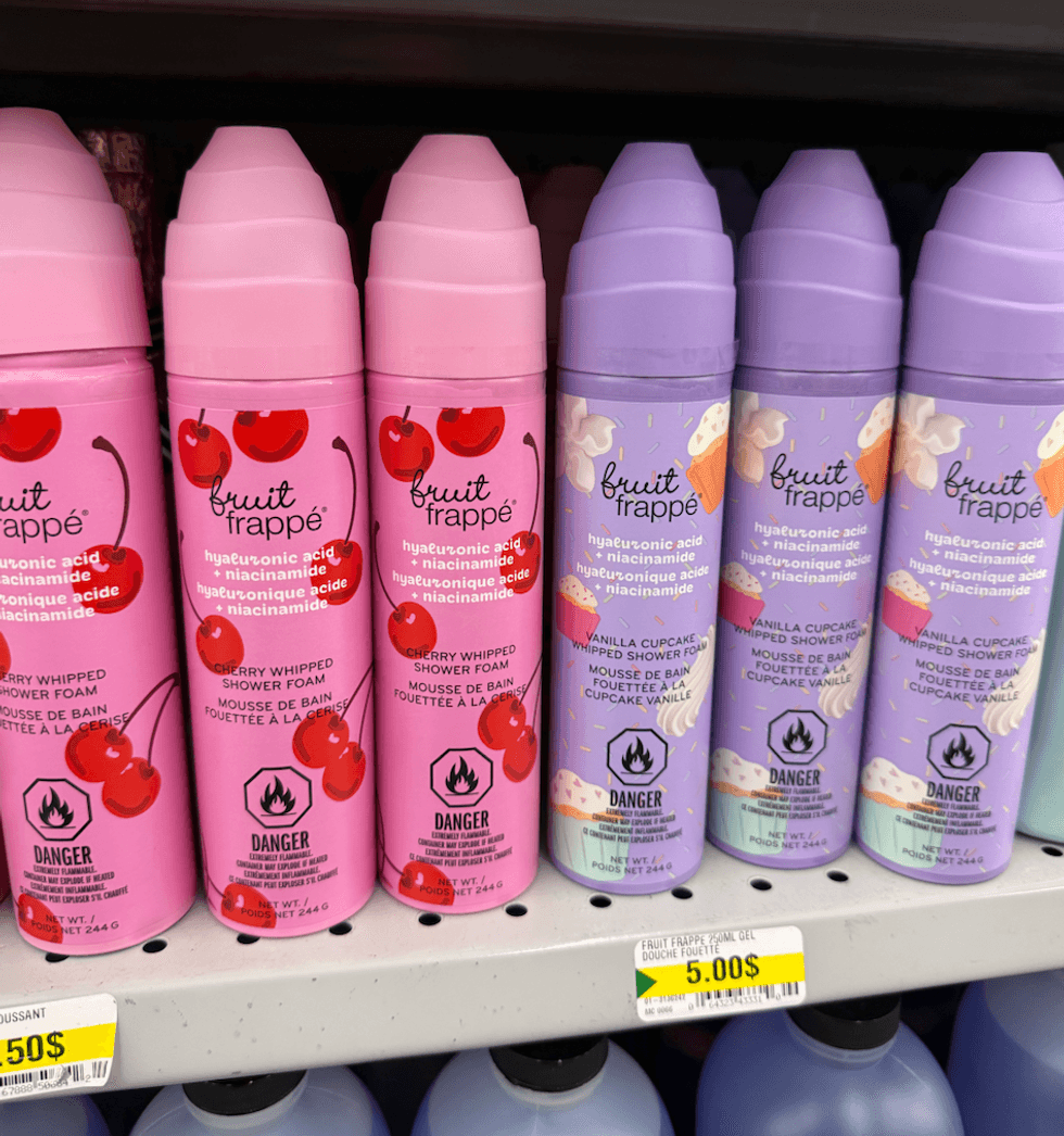 Mousses de bain fouett\u00e9es Fruit Frapp\u00e9 aux parfums Cerise fouett\u00e9e et Cupcake \u00e0 la vanille sur une tablette de Dollarama.