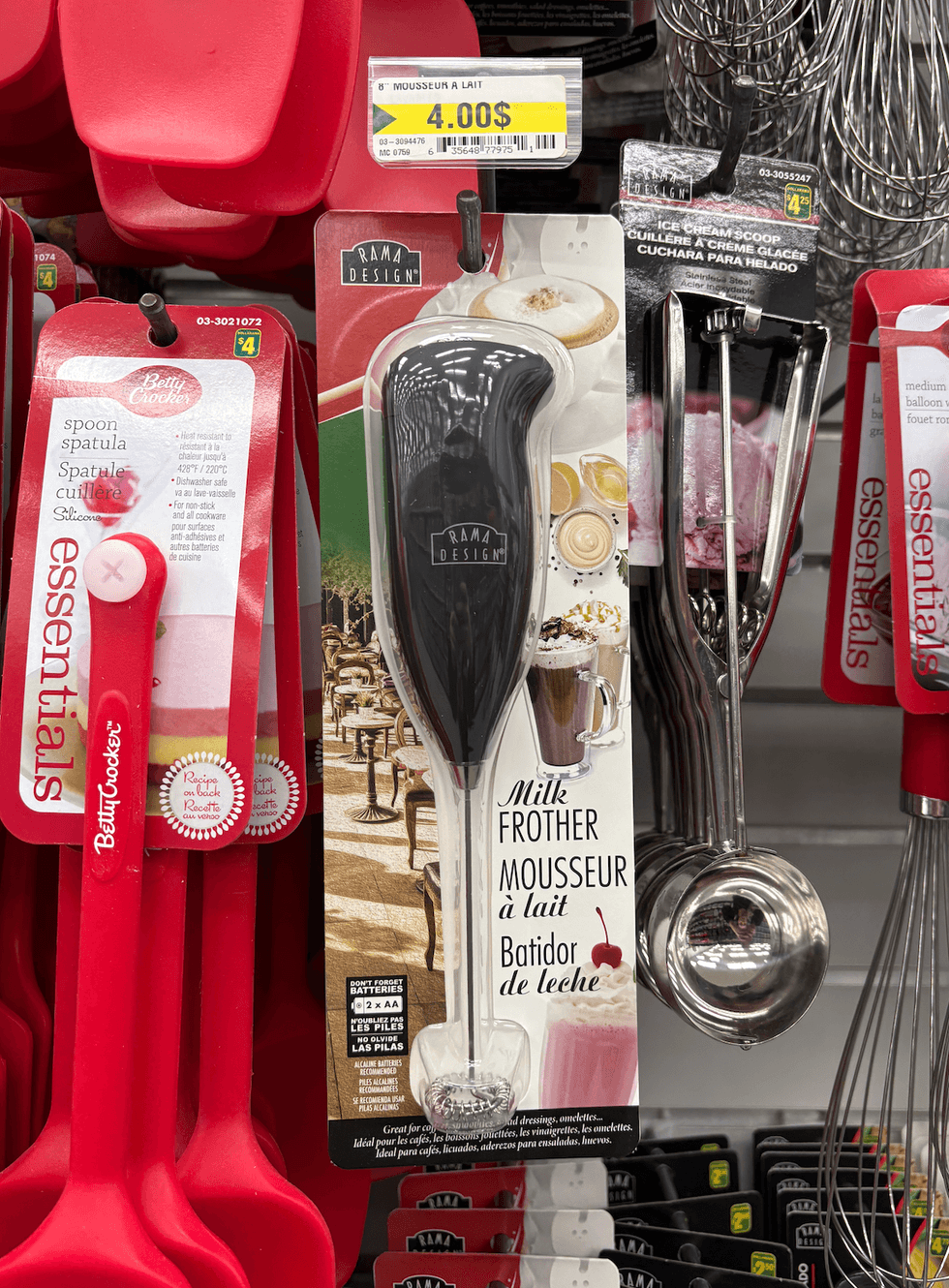 Mousseur \u00e0 lait \u00e0 batterie sur les tablettes du Dollarama.