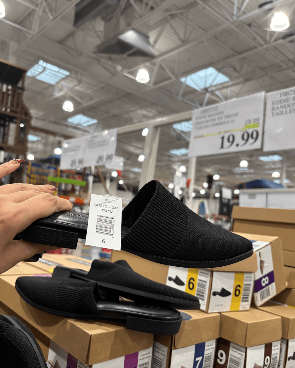 Mules noires ou taupes Steve Madden \u00e0 vendre au Costco.