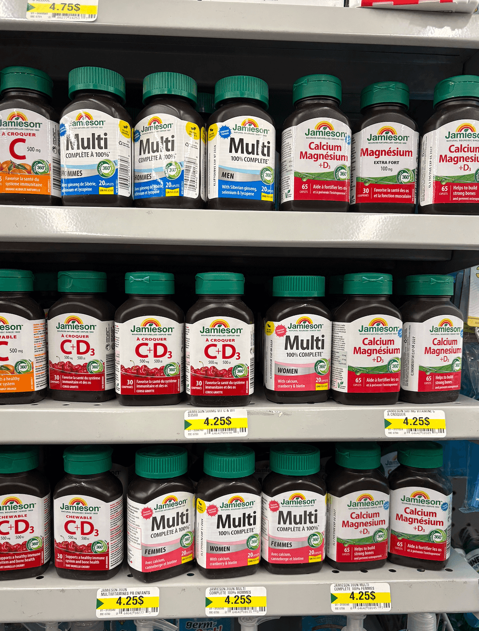 Multivitamines Jamieson sur les tablettes du Dollarama.