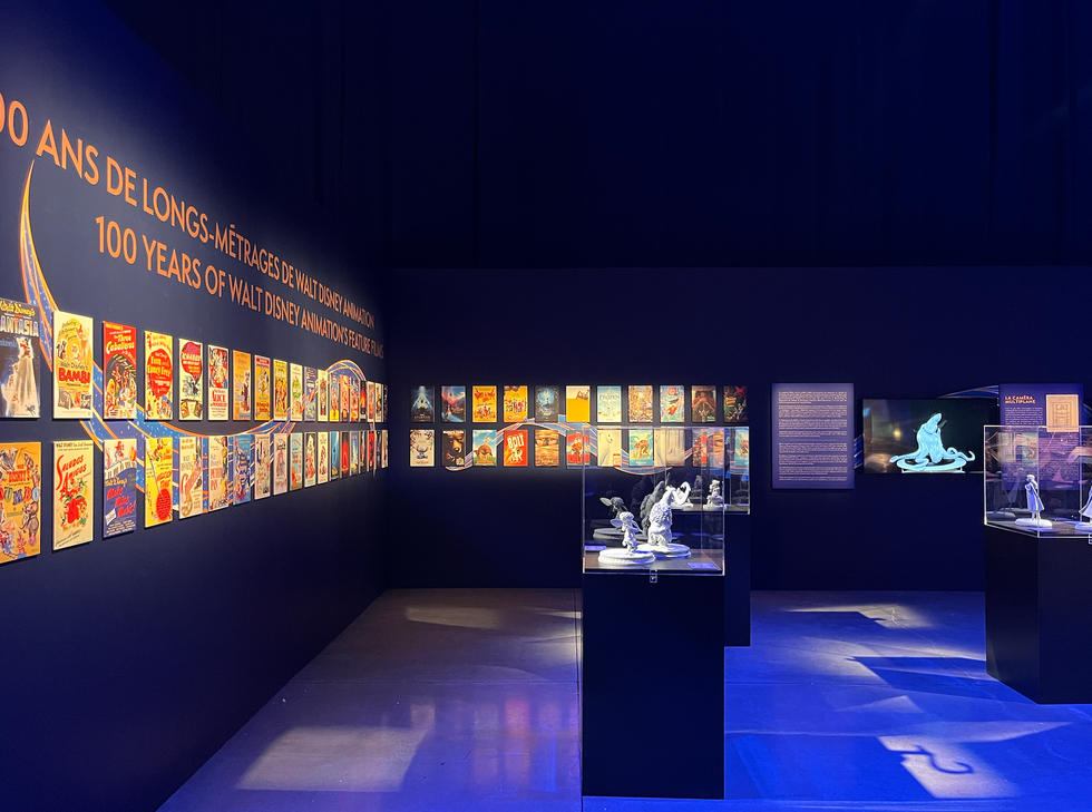 Mur avec des affiches des films de Disney et des pr\u00e9sentoirs \u00e0 l'exposition Immersive Disney Animation \u00e0 Montr\u00e9al.