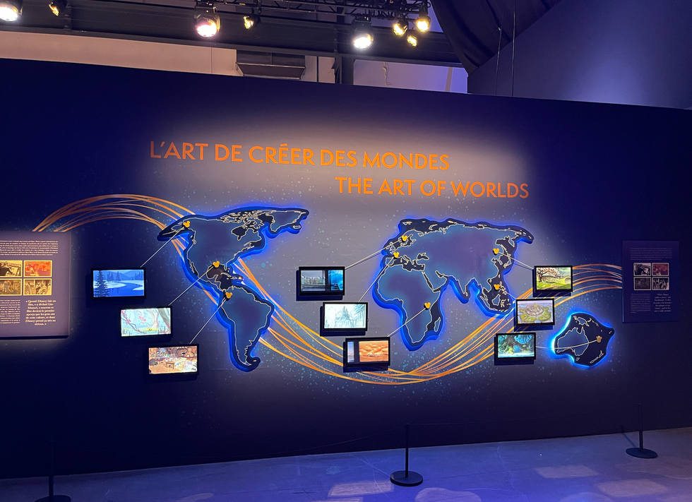 Mur avec une carte de monde illumin\u00e9e de l\u2019exposition Immersive Disney Animation \u00e0 Montr\u00e9al.