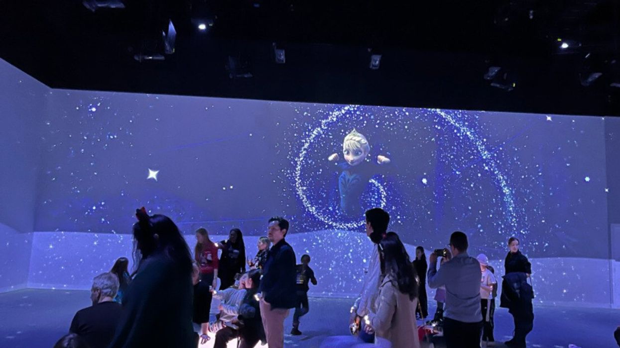 Mur projetant le film de Disney La Reine des neiges de l’exposition Immersive Disney Animation à Montréal.