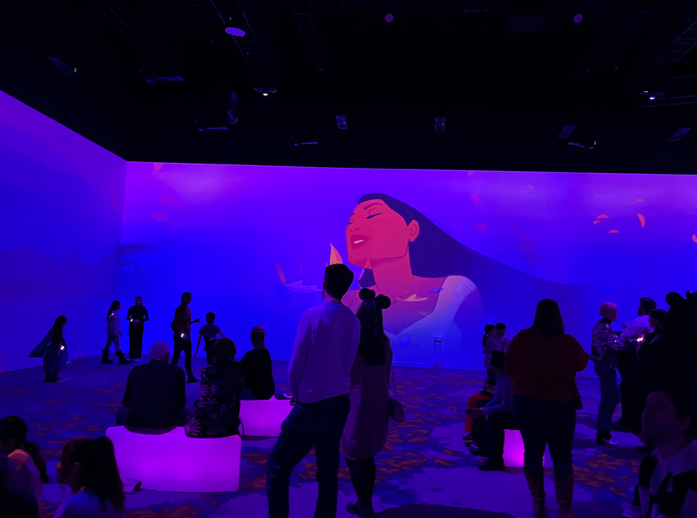 Mur projetant le film de Disney Pocahontas de l\u2019exposition Immersive Disney Animation \u00e0 Montr\u00e9al.