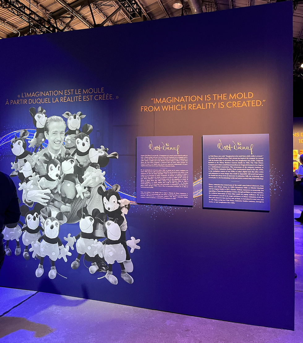 Mur sur la vie de Walt Disney \u00e0 l\u2019entr\u00e9e de l\u2019exposition Immersive Disney Animation \u00e0 Montr\u00e9al.