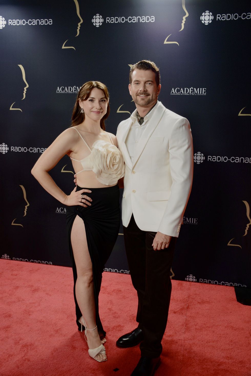 Myl\u00e8ne St-Sauveur et son conjoint Ludovick Bourdages \u200bsur le tapis rouge des Prix G\u00e9meaux.