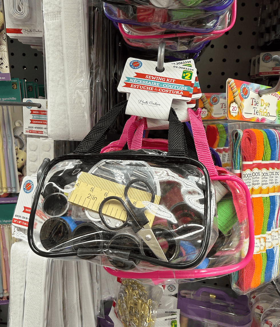 N\u00e9cessaire \u00e0 couture compact contenant fils, aiguilles, boutons, ciseaux et accessoires de r\u00e9paration vendu chez Dollarama.