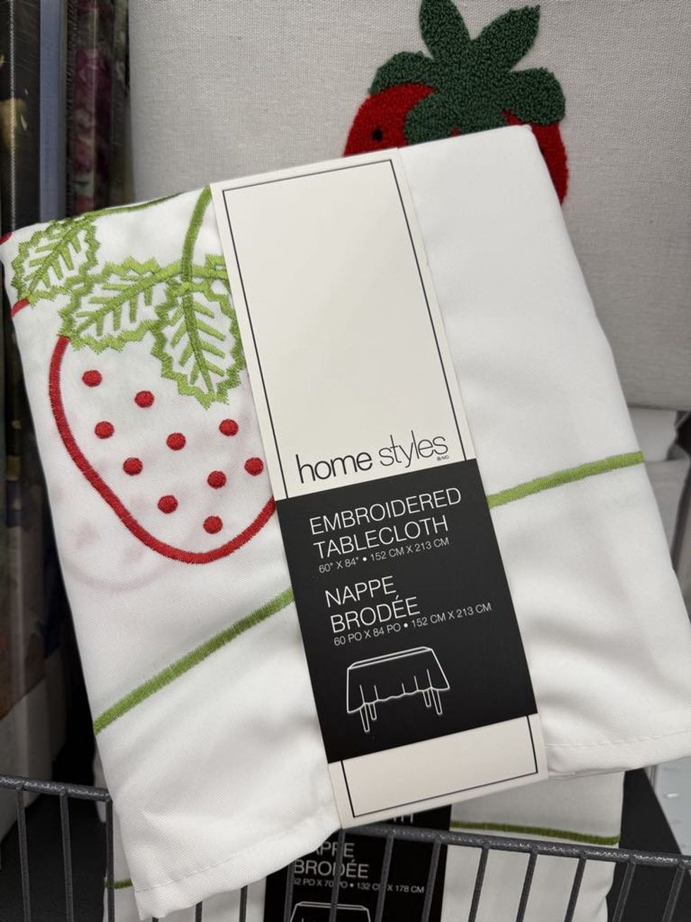 Nappe blanche brod\u00e9e avec motifs de fraises.