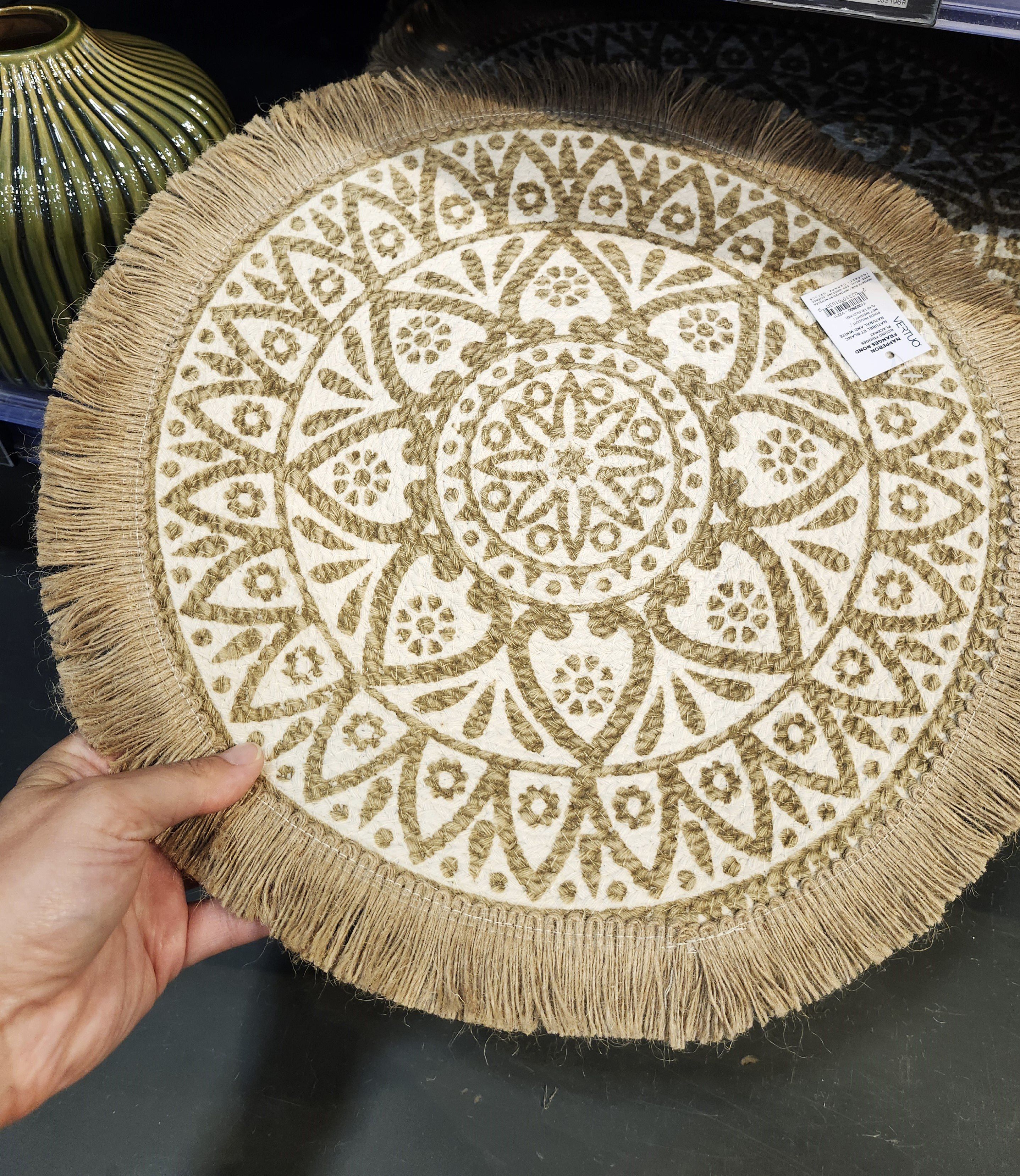 Napperon rond au motif de mandala.