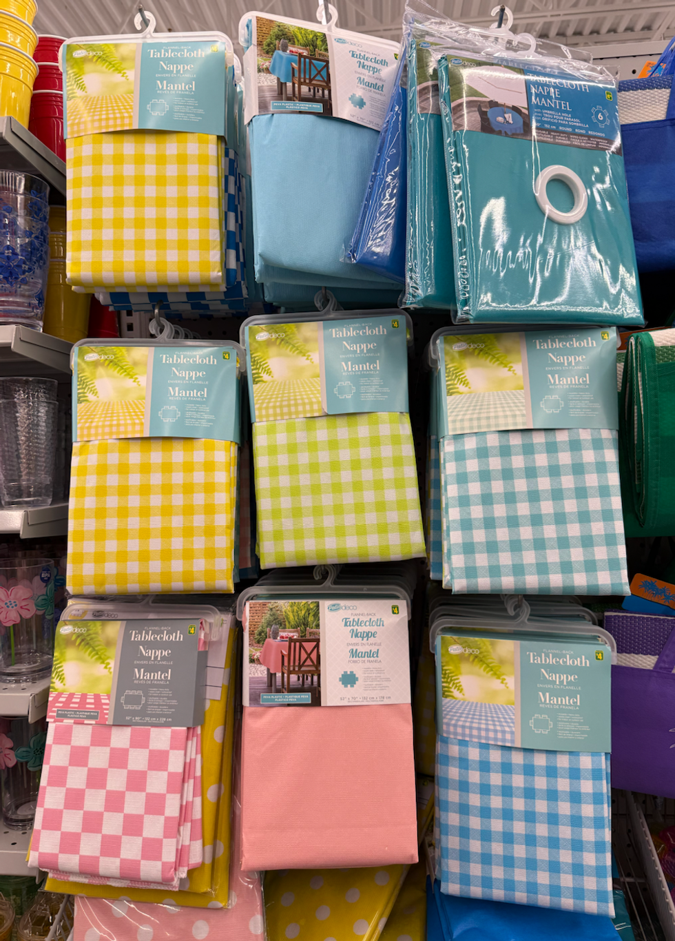 Nappes color\u00e9es de toutes les couleurs et tailles vendues au Dollarama.