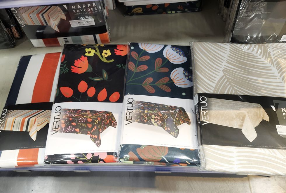 Nappes de diff\u00e9rents motifs.