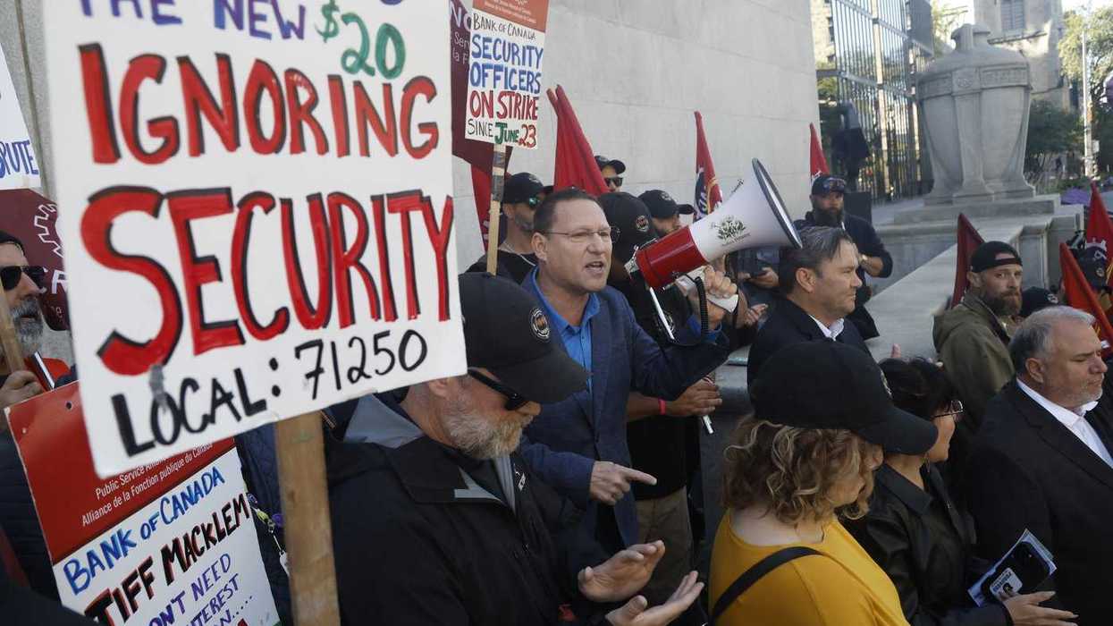 NDP leader says Ottawa breaking labour law
