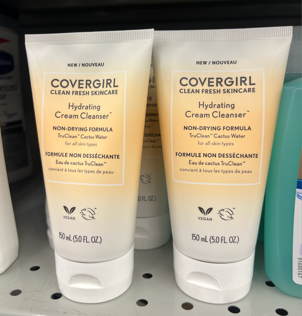Nettoyant Covergirl Clean Fresh Skincare Hydrating Cream Cleanser sur les tablettes au Dollarama.