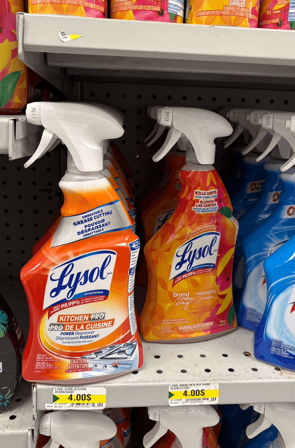 Nettoyant d\u00e9graissant Lysol sur les tablettes du Dollarama.
