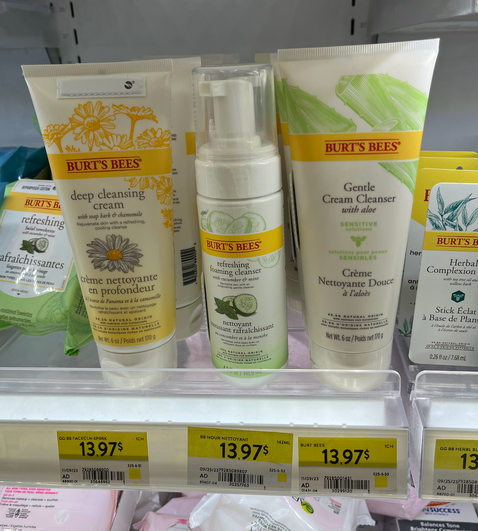 Nettoyant et cr\u00e8me nettoyante pour le visage sur une tablette,