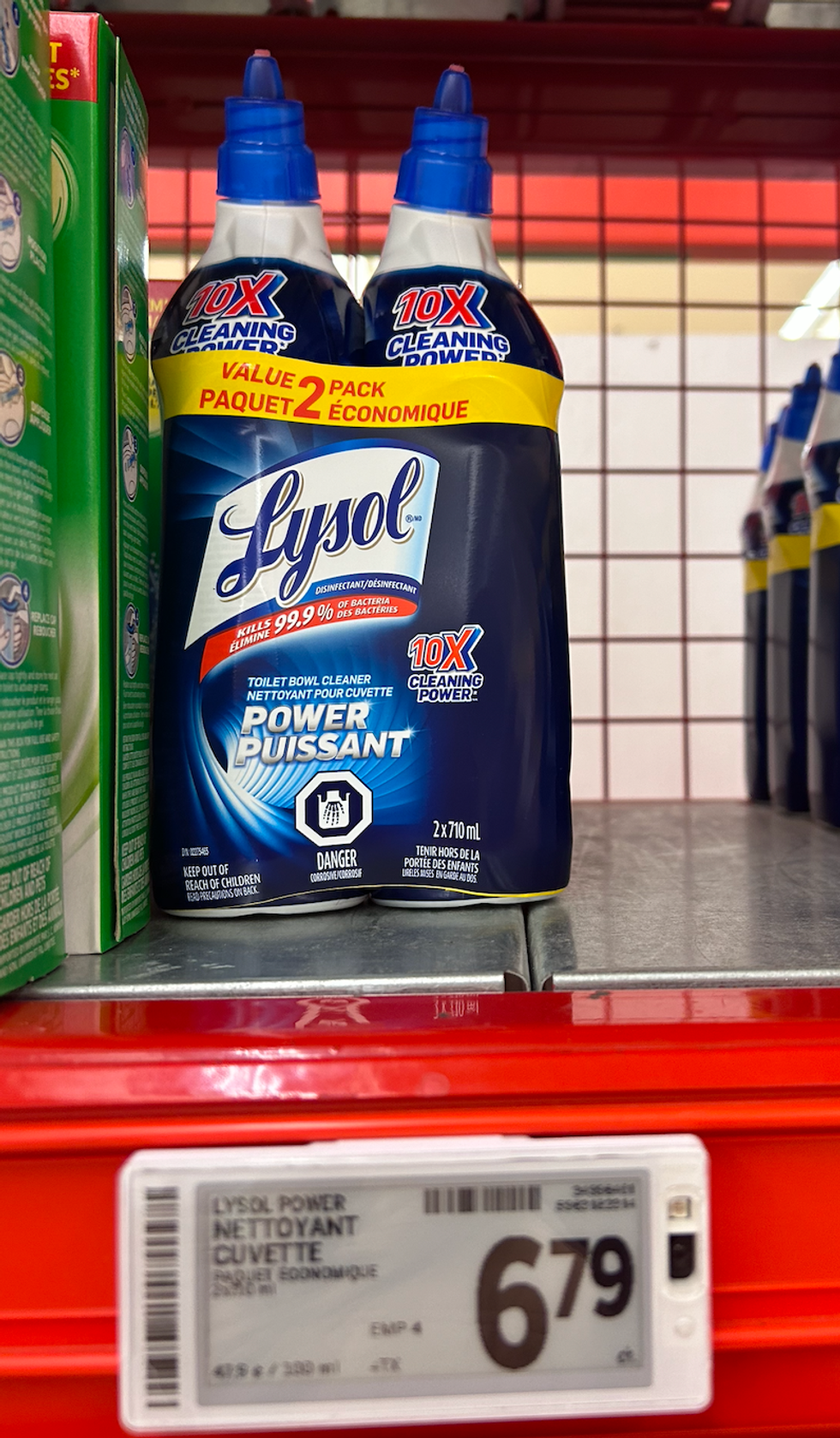 Nettoyant pour cuvette Lysol dans les rayons du Super C.