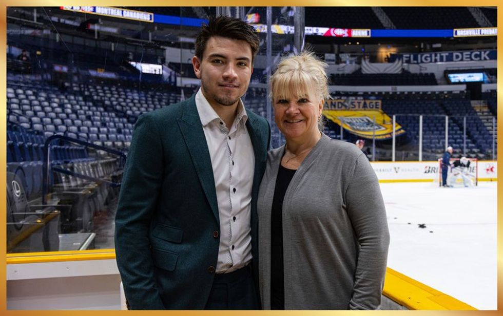 Nick Suzuki et sa m\u00e8re.\u200b