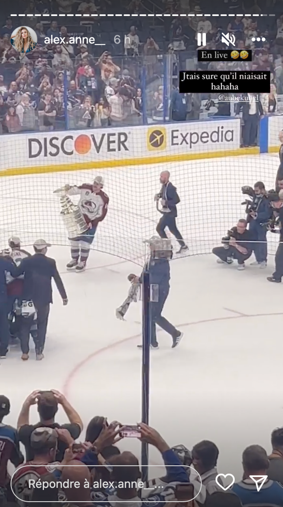 Nicolas Aub\u00e9-Kubel sur la glace avec la coupe Stanley dans les mains, vu des gradins.