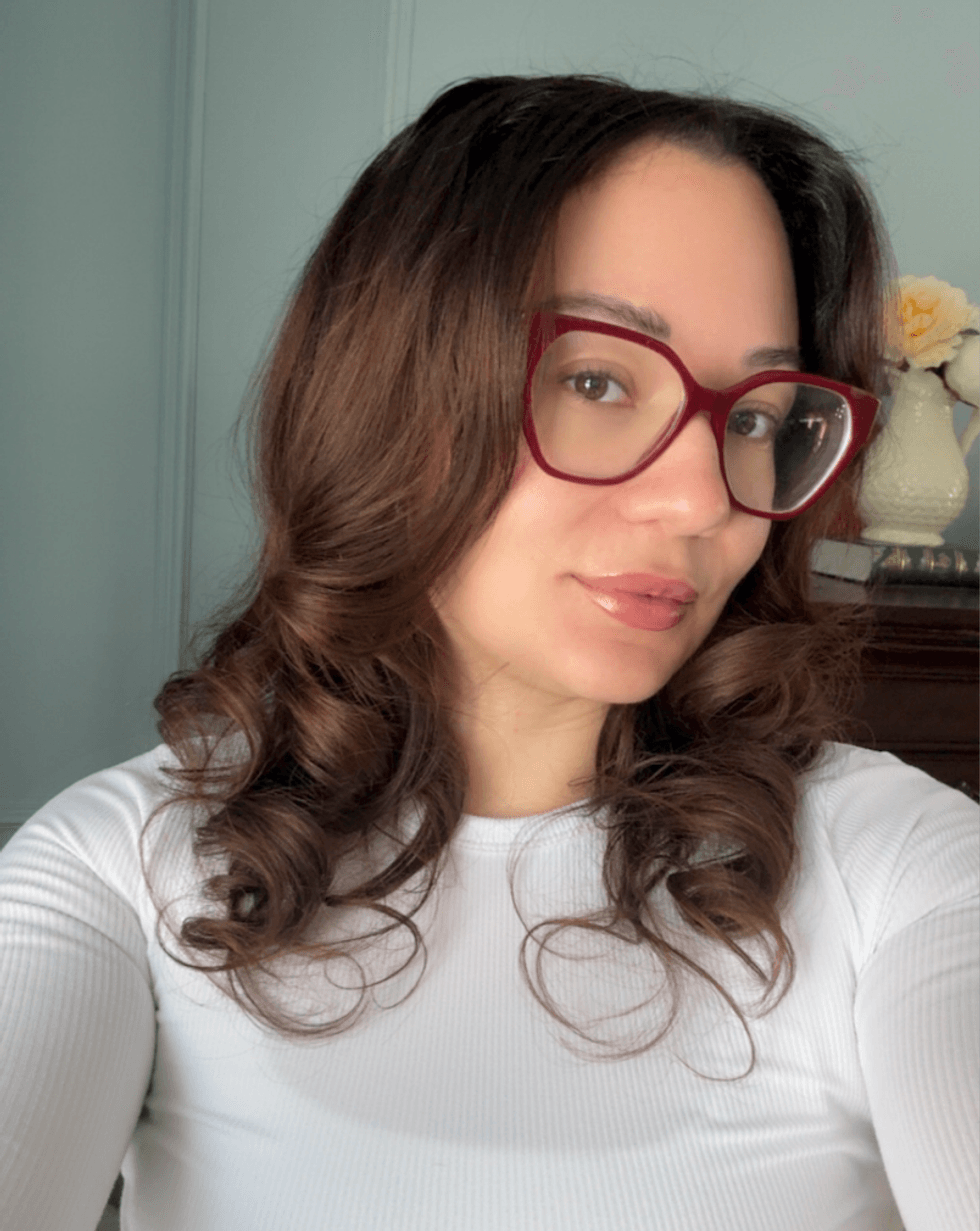 No\u00e9mi, les cheveux coiff\u00e9s avec la Brosse soufflante 5-en-1 achet\u00e9e chez Tigre G\u00e9ant.